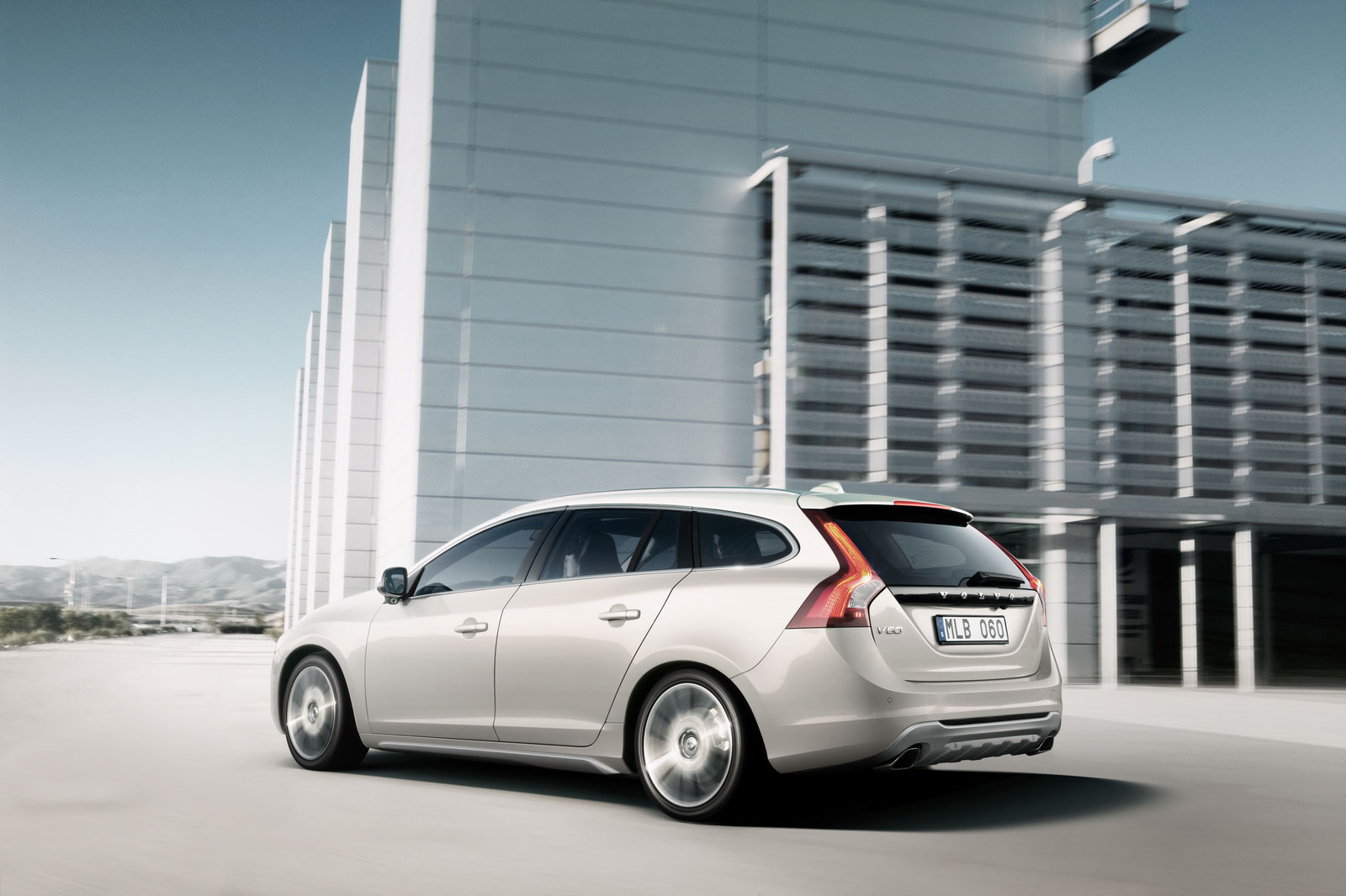 The Last Cars Volvo V60 Diesel Electric Plug in Hybrid Returns 125 MPG