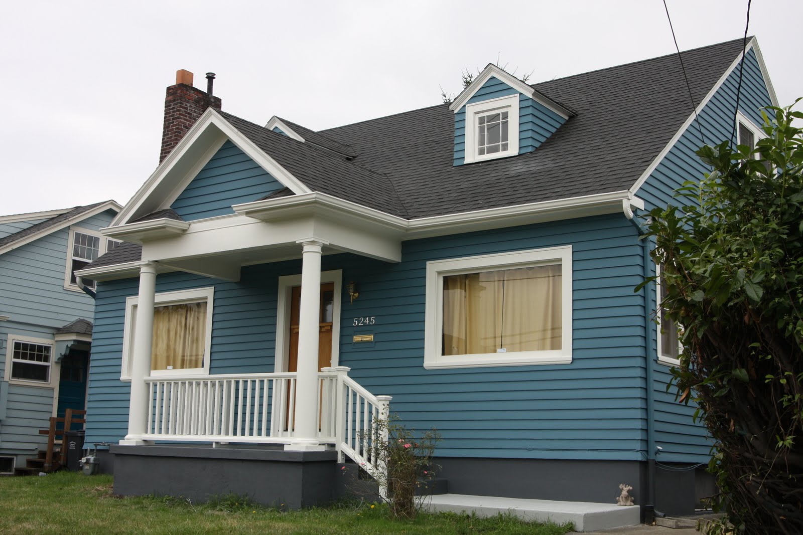 Покрасить дом в зеленый цвет. Сайдинг Винилон серо голубой. Сайдинг mitten Blue. Сочетание кровли и сайдинга. Голубой дом с коричневой крышей.