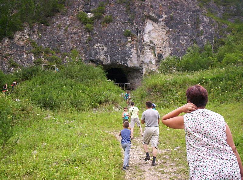 800px-Denisova+cave-Turist_den-peschera.jpg