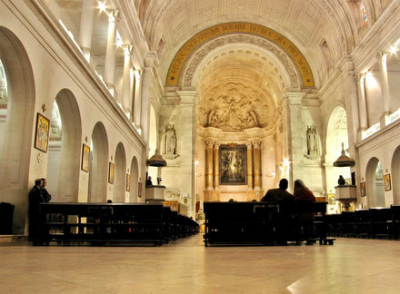 the interior of the old Basílica