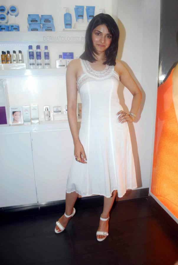 Prachi Desai Actress hot photos in white dress glamour images