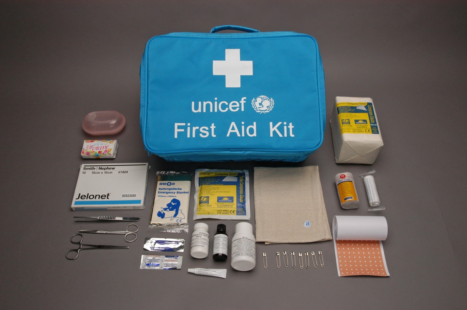 Aid kit перевод. First Aid Kit. Аптечка first Aid. Аптечка Эстетика. Аптечка в гостинице.