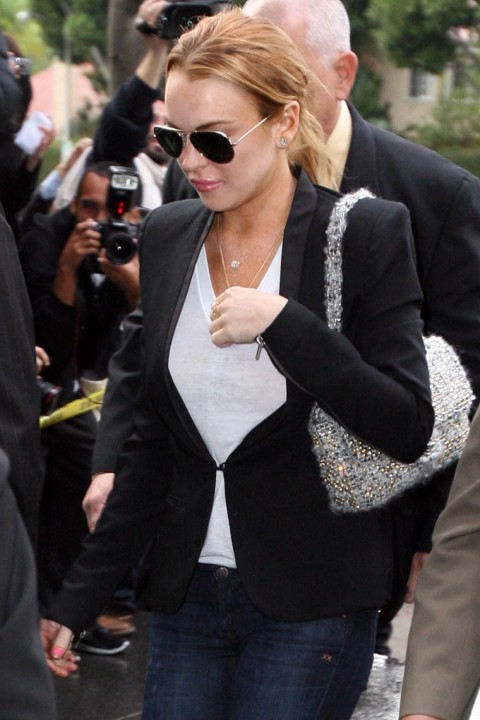 http://2.bp.blogspot.com/_5MwaaS2L6UA/TMKb1W666FI/AAAAAAAAOPw/p8KnaZyqKQo/s1600/1022-lindsay-lohan-court-04-480x720.jpg