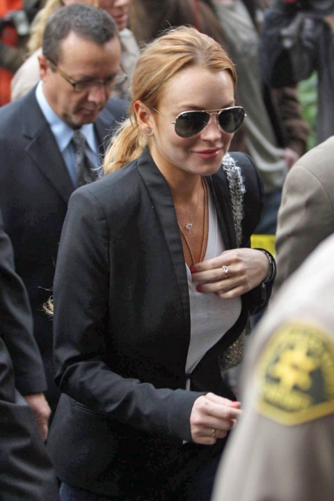 http://2.bp.blogspot.com/_5MwaaS2L6UA/TMKb6r40jhI/AAAAAAAAOP8/OuOy_Qa2Ujo/s1600/1022-lindsay-lohan-court-08-480x720.jpg