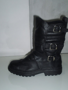 Bota de Motoqueiro, três fivélas na lateral.