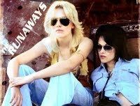 Kristen Stewart and Dakota Fanning in The Runaways