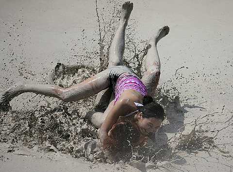 [women+wrestle+8.jpg]