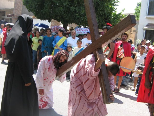 Jesucristo es ayudado por el Cirineo.(2007)