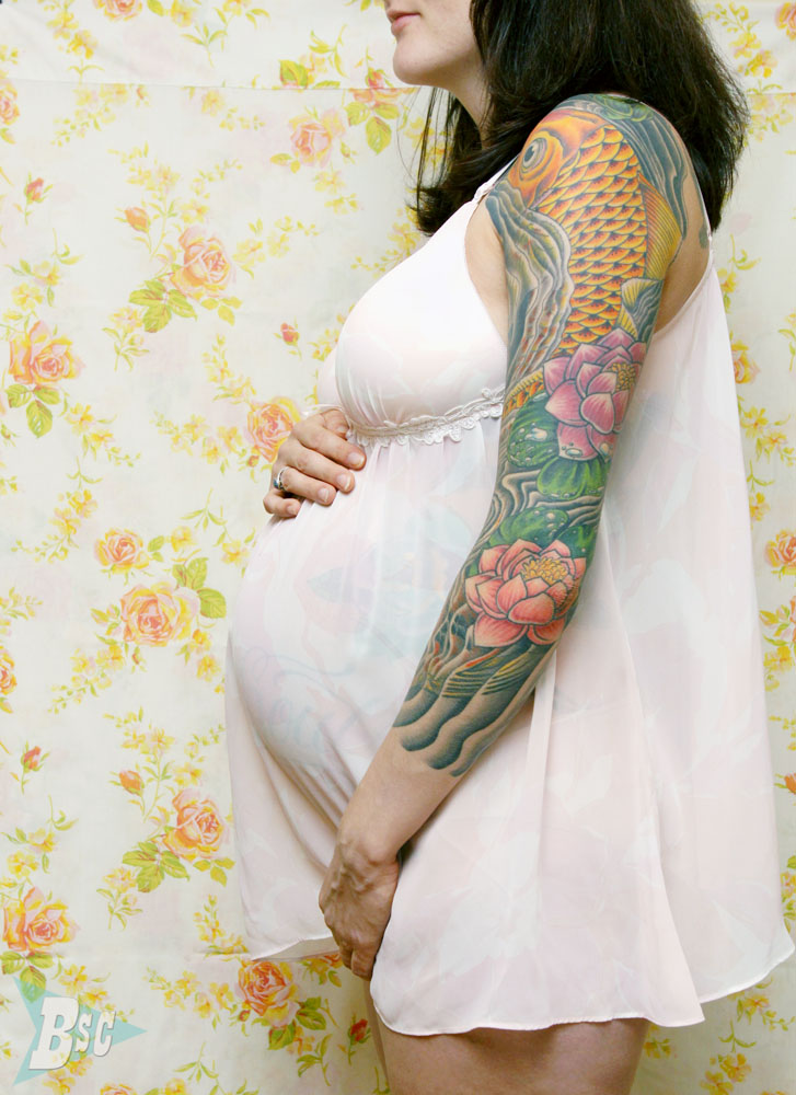 Тату беременности можно. Беременные с татуировкой. Тату для беременных. Тату на беременность для девушки.