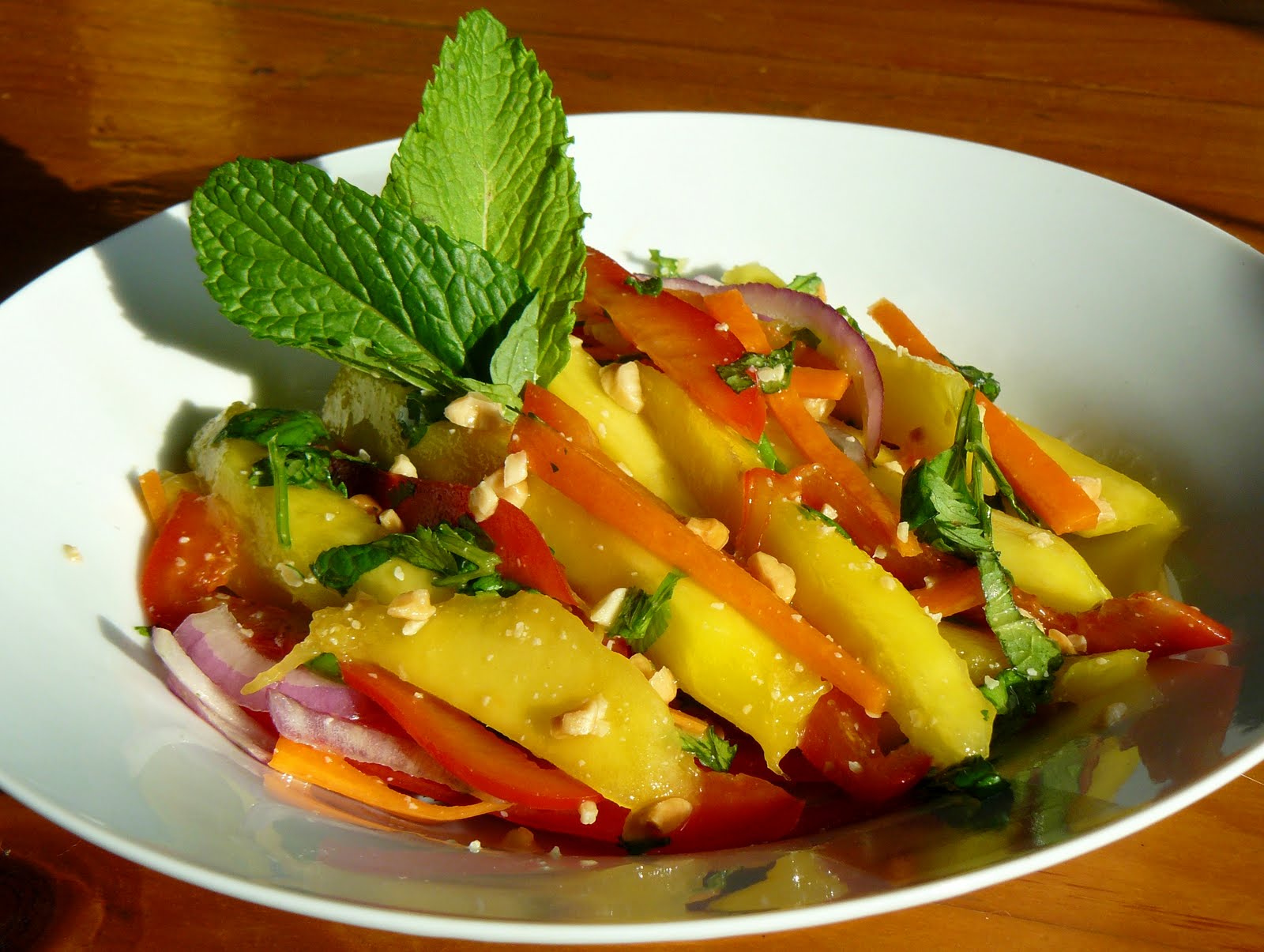 салат с рукколой и манго. салат с манго и авокадо. манго сальсе. десерт с манго. пюре манго маракуйя.