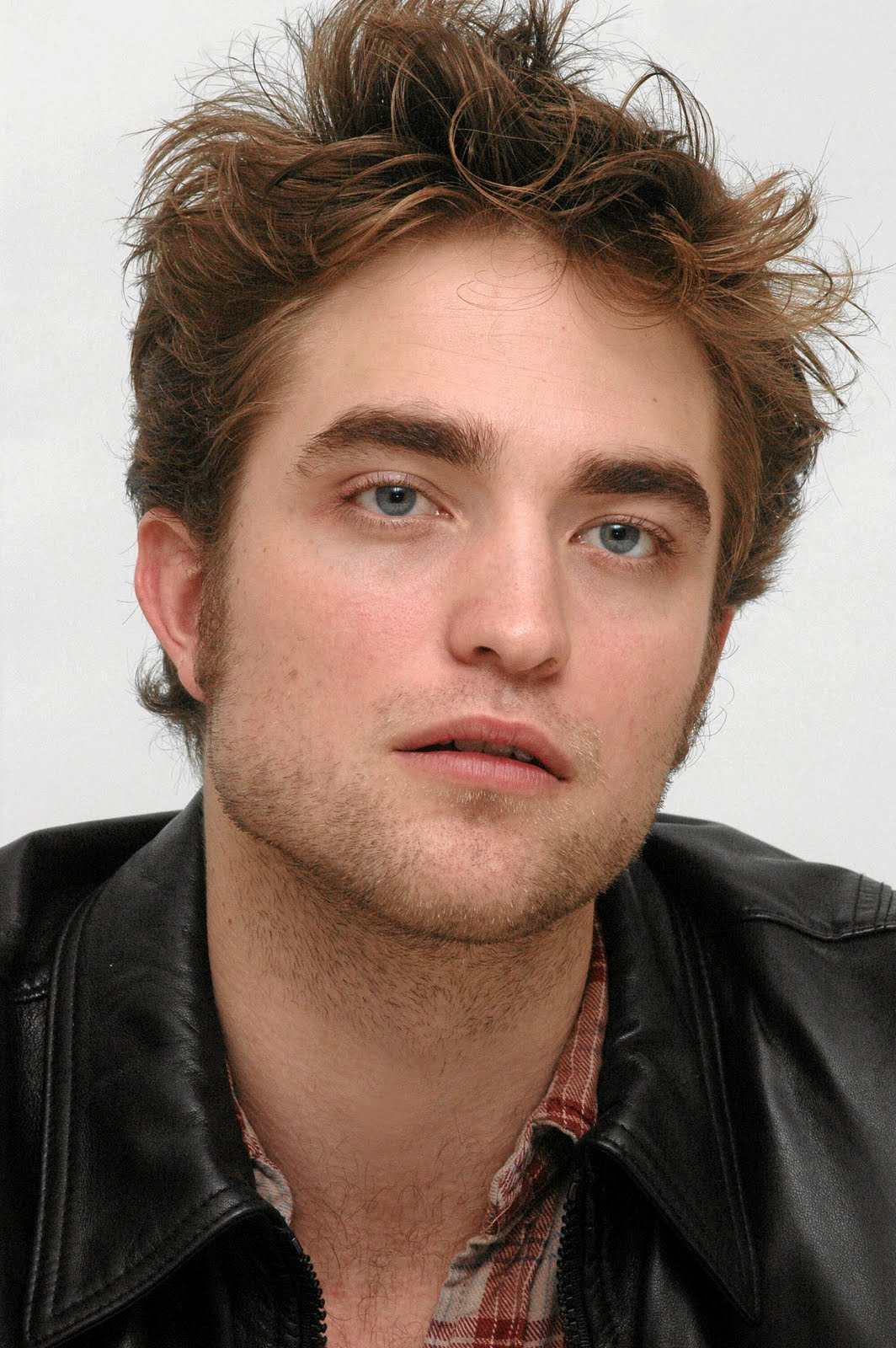 Robert Pattinson News: Robert Pattinson At 'New Moon' Press Conference: UHQ & Untagged1064 x 1600