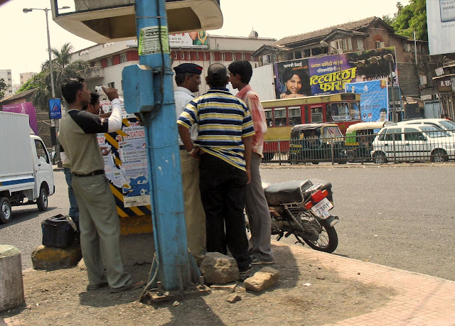 mumbai traffic police at work
