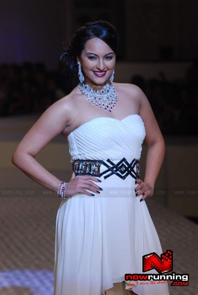 Wallpaper World Sonakshi Sinha Looking Hot In White Short Dress On Ramp