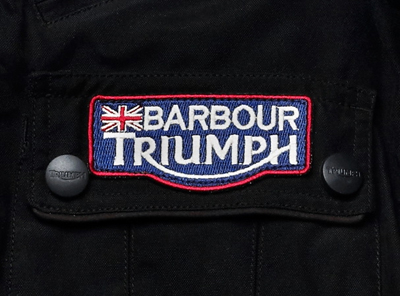 Barbour y Triumph diseñan una chaqueta y un mono