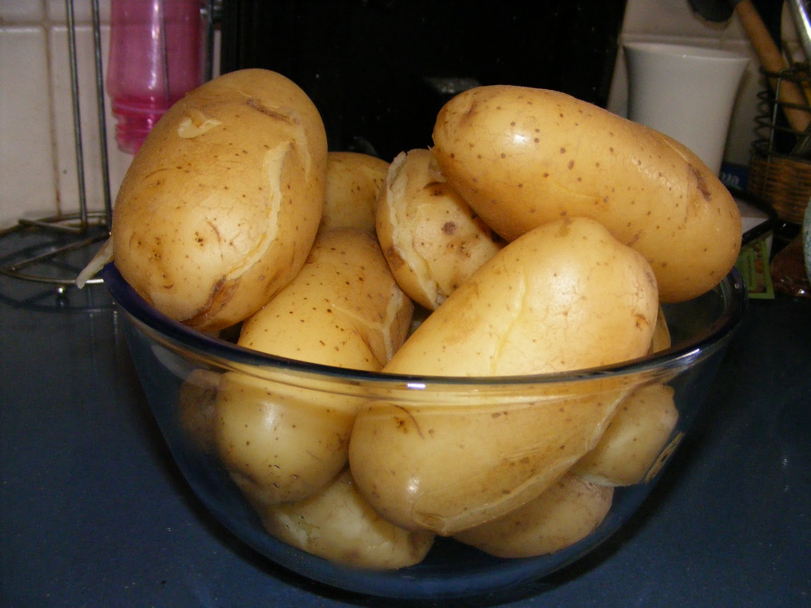 Картошку залило водой. Картофель в мундире. Вареная картошка в мундире. Картофель отварной в мундире. Картофель сваренный в мундире.