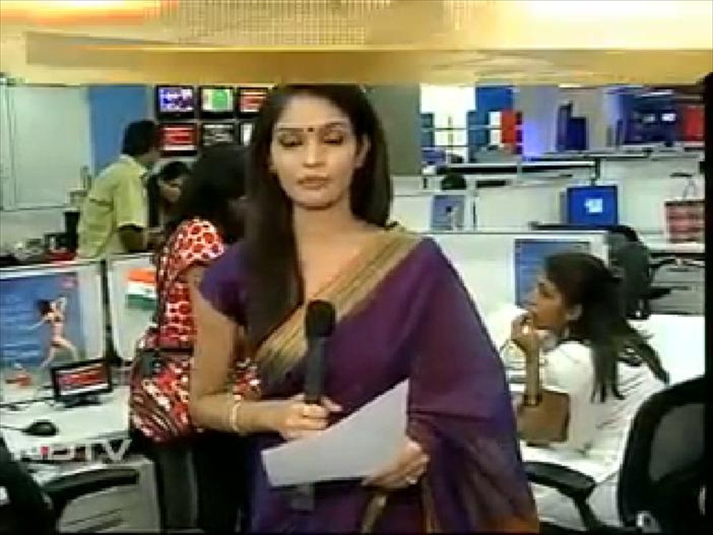 Spicy Newsreaders Sexy Pooja Bhardwaj In Saree Of Ndtv India