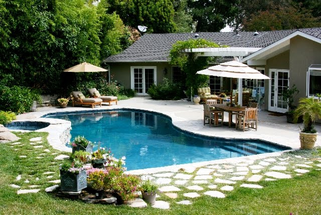 [linda+yard+backyard+pool+patio+grass+paving+stones+outdoor+furniture+teak+house+exterior.jpg]