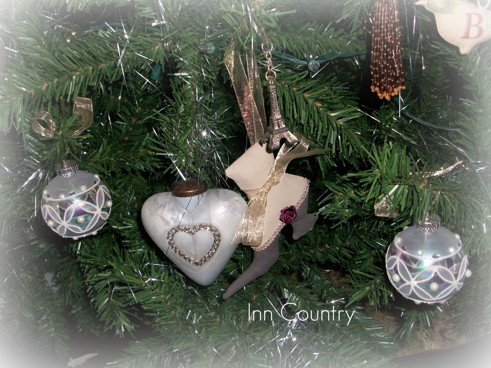 Inn Country Christmas tree trimming