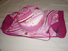 Cojin en tonos rosa y bolsa a juego, reversible,  en liso y estampado.