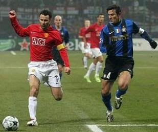 ryan giggs praise hernandez, giggs about impact arrival hernandez, giggs wallpaper, giggs image, ryan giggs photo, giggs and zanetti scrable ball, man united vs internazionale milan