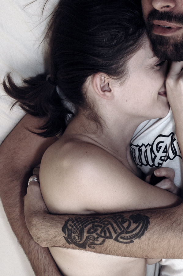 уткнуться в плечо. обнимает за шею. уткнусь я носиком в любимое плечо а больше ничего. объятия и поцелуи. душевные объятия.