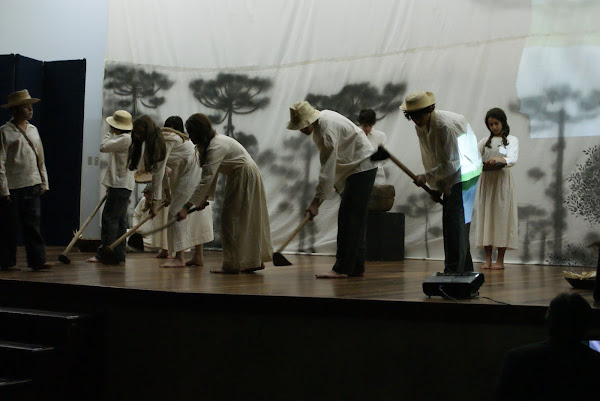 Grupo de Teatro com "Cenas do Contestado"