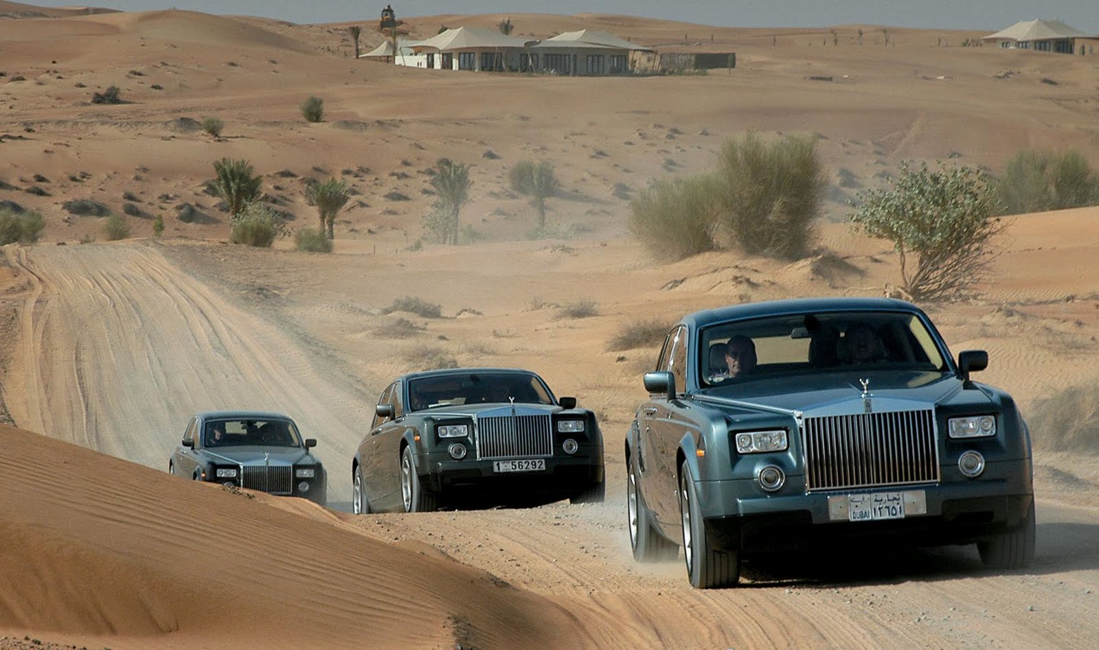 Дикий караван. Роллс Ройс в Дубае. Роллс Ройс в Африке. Машина в пустыне. Джип для пустыни.
