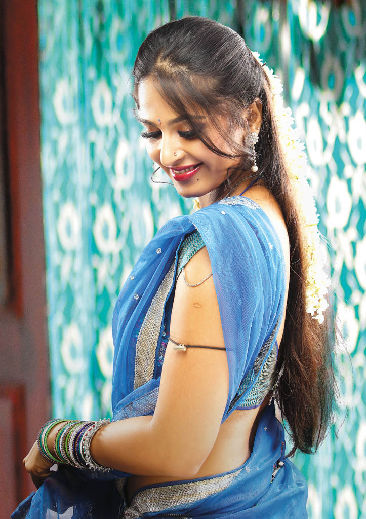 Ganesh Ravuri's Blog - Censor Cut: Anushka stills from Vedam