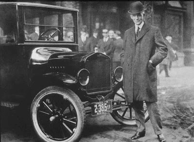 Henry Ford fotografado com um Ford Modelo T
