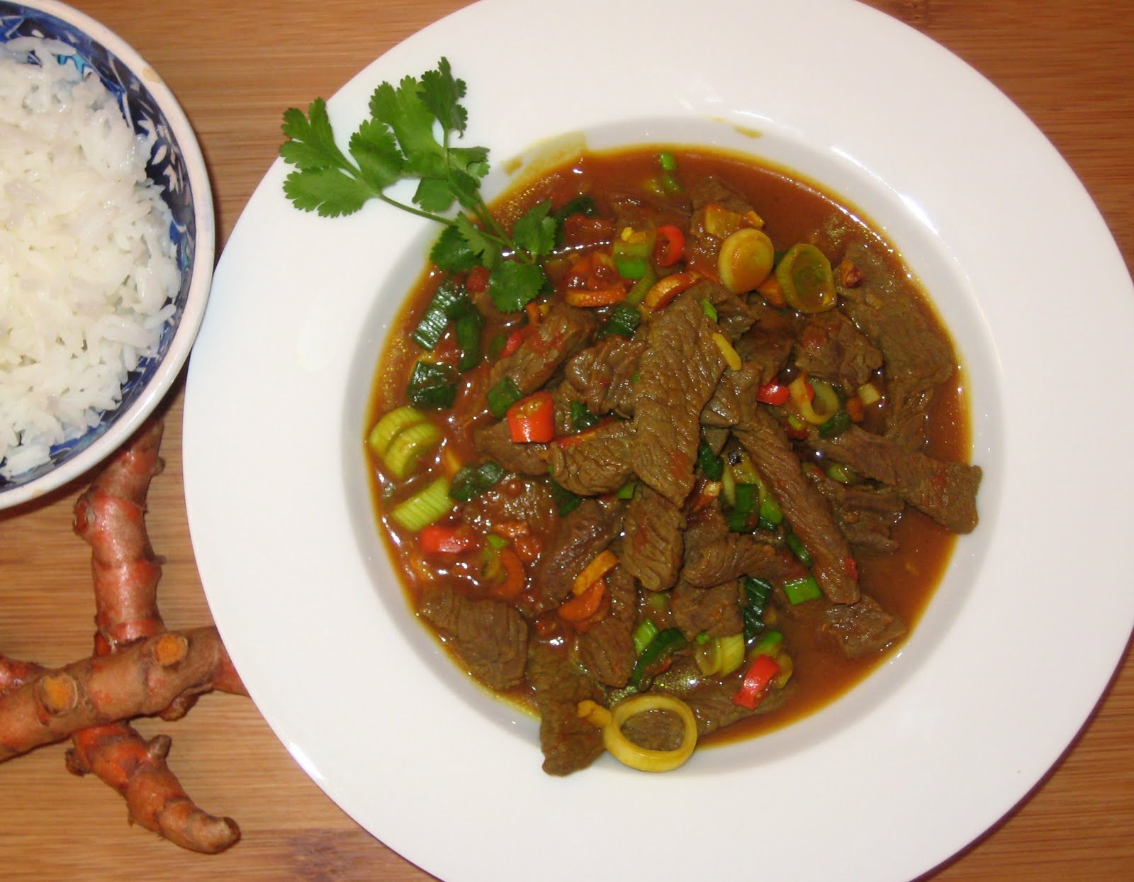 Spaces and Spices: Nuea Pad Kamin - Rindfleisch mit frischer Kurkuma ...