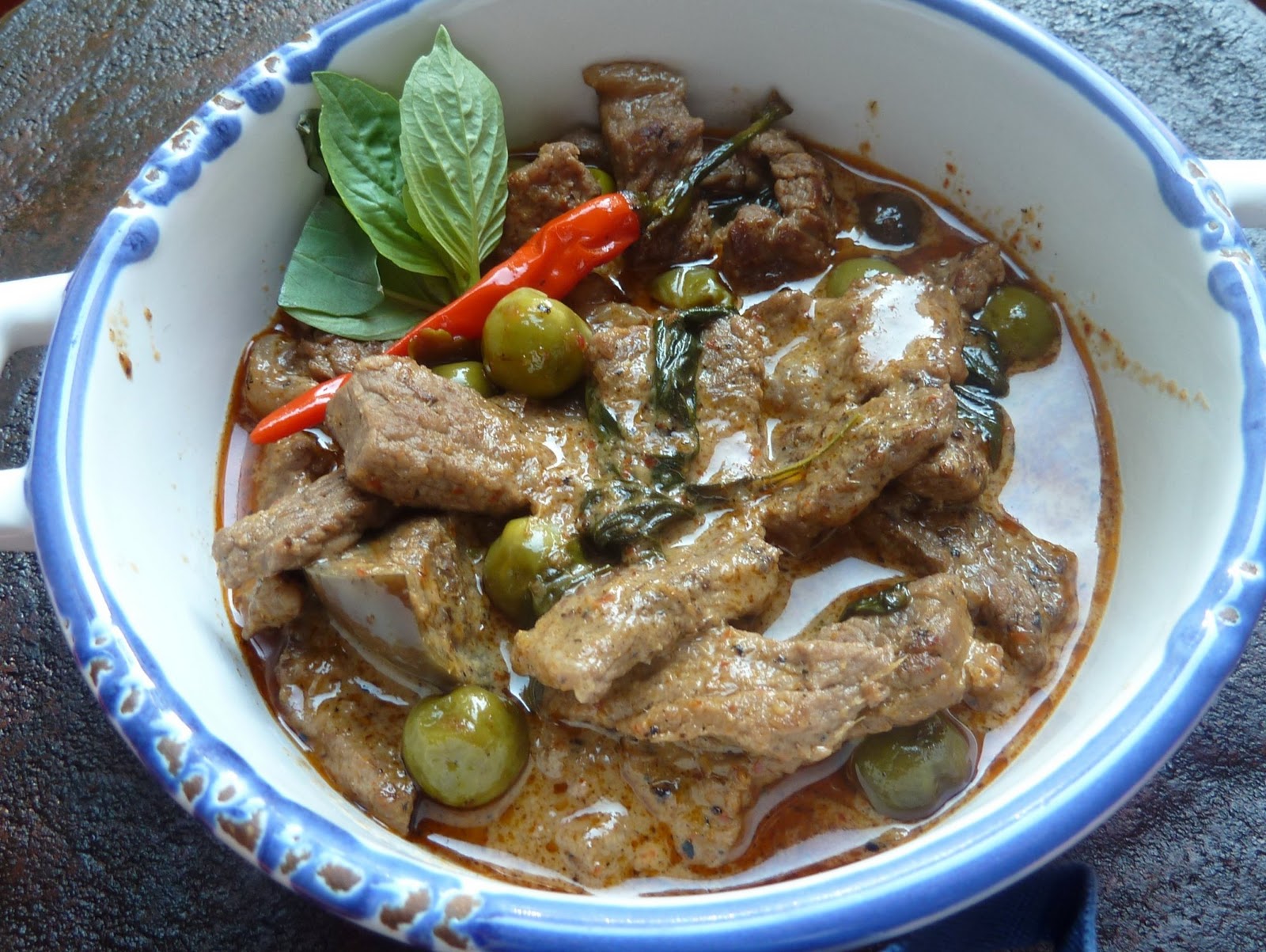 Spaces and Spices: Rotes Thai-Curry mit Rind und Thai-Auberginen / Red ...
