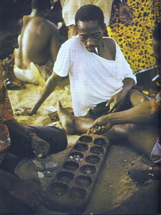 [CG-O+jogo+de+toda+a+Africa+(Ôri,+Wari,+Solo,+Mancala,+Awélé,+etc..)+-+Revista+Jeux+&+Strategie,+nº+7,+Fev.Mar.1981[1].jpg]