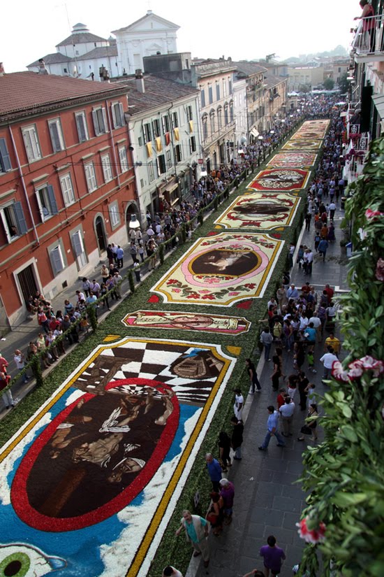 Our Wiki World Incredible Flower Carpets at the Genzano Flower Festival 2010