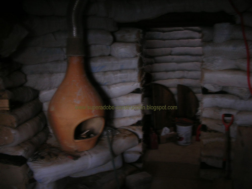 SuperAdobe: La chimenea en la habitación