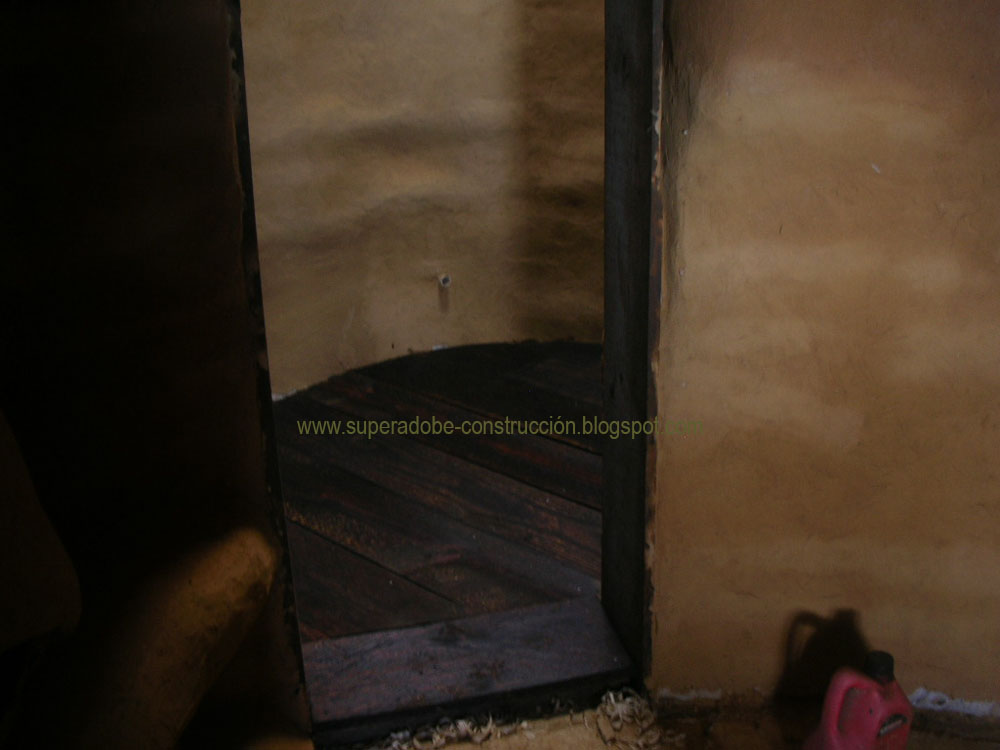 SuperAdobe: El piso de madera