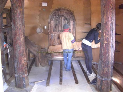 SuperAdobe: El piso de madera