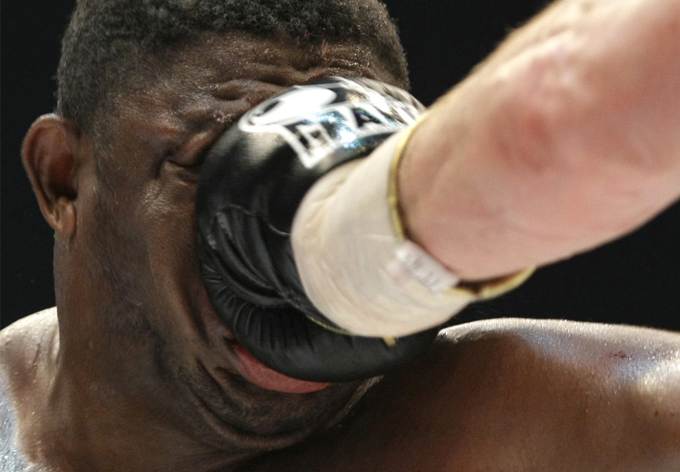 [fist_hitting_face_13.jpg]