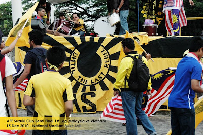 OFFSIDE SANGKUNANG: Lensa Ultras Malaya