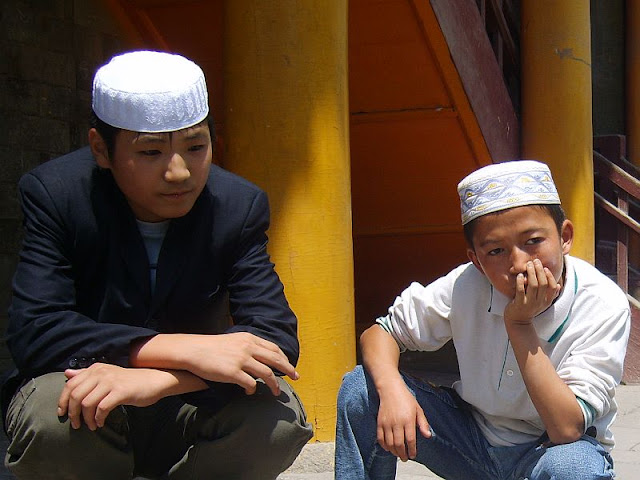 http://2.bp.blogspot.com/_81L3FigBNj4/TT1Js_inaEI/AAAAAAAAAW4/BJaw_orqX0c/s1600/chinese_muslim_boys.jpg