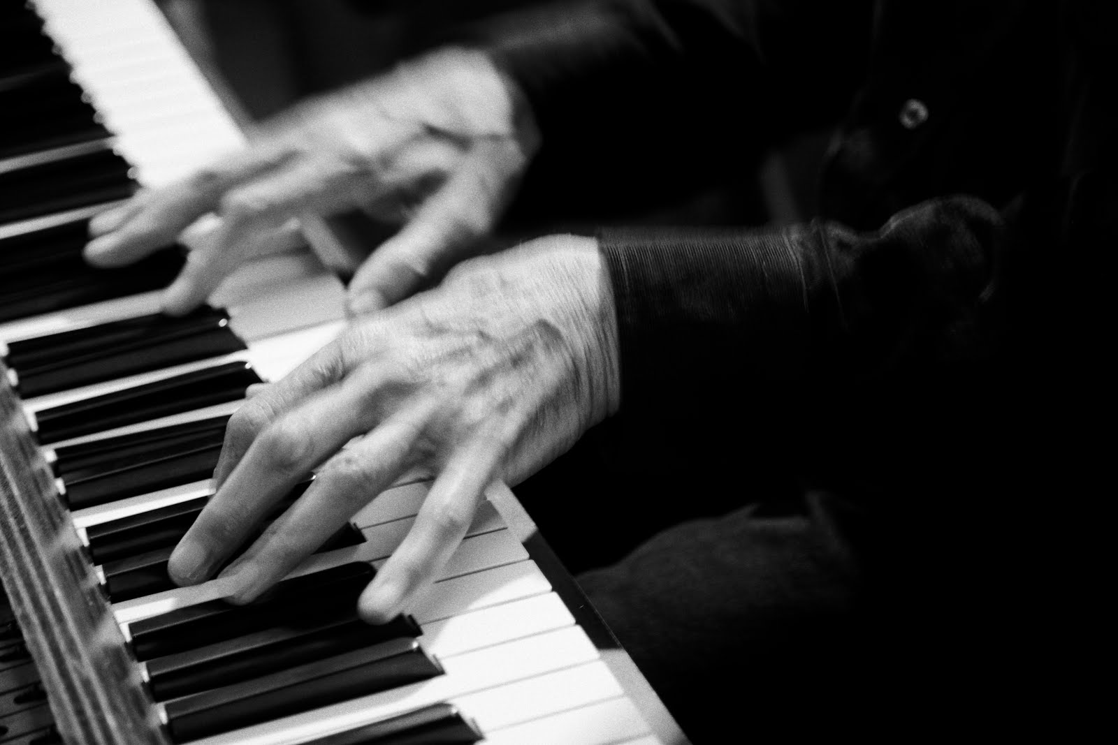 Не мыслю своего существования без музыки. Руки пианиста. Пальцы пианиста. Длинные пальцы пианиста.