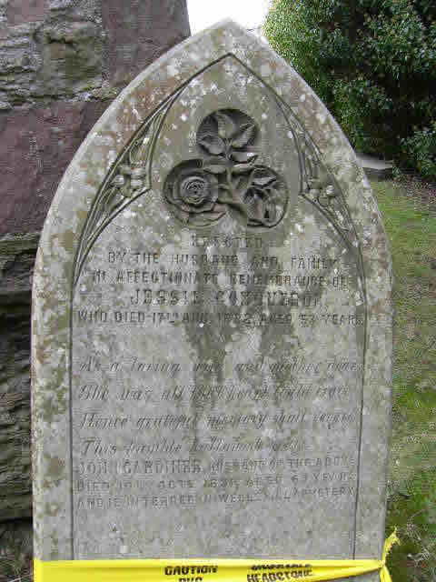 [jessie-conoueror-perth-kinnoull-churchyard.JPG]