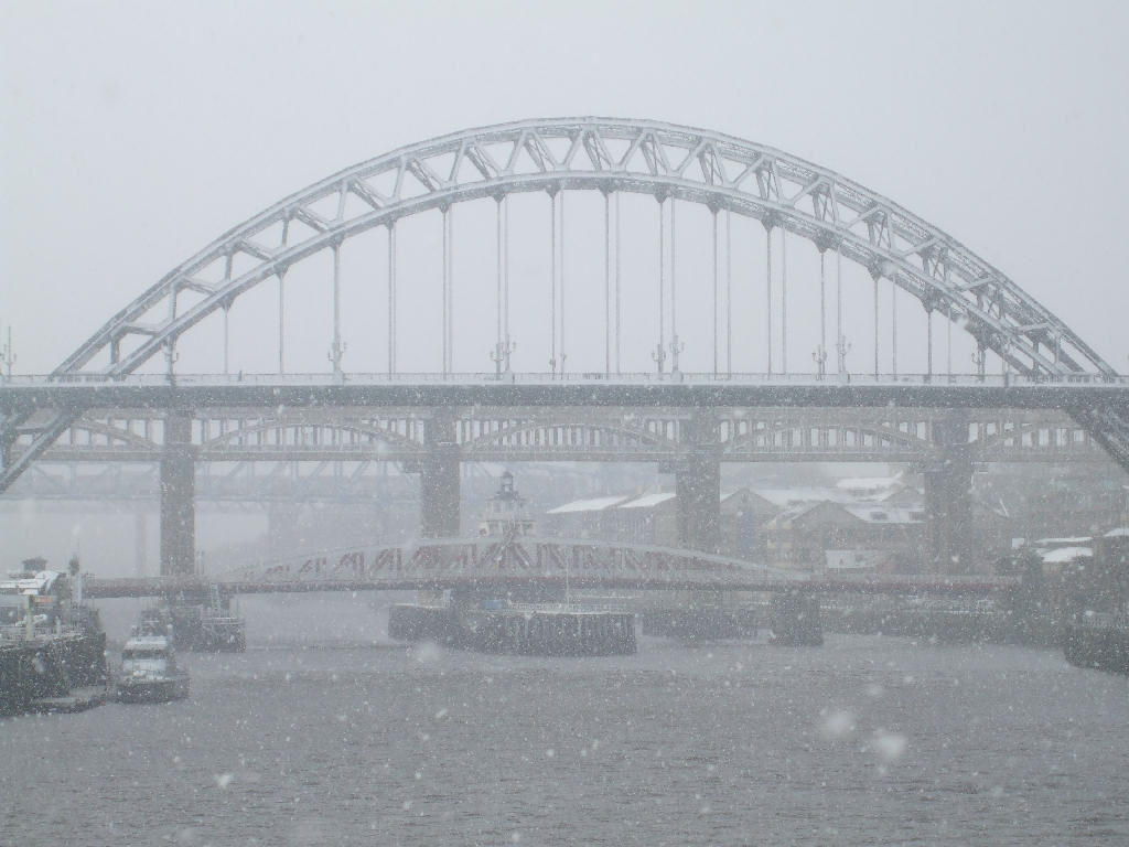 [09-02-02+Tyne+Bridge+Snow+(3)r.jpg]