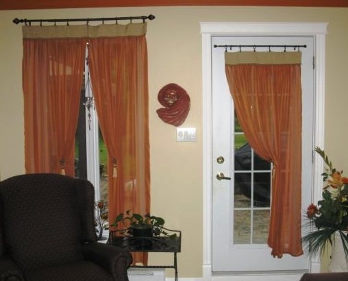 Confection Lyne Raymond: Rideaux pour porte vitrée et fenêtre adjacente