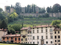 la Rocca di Bergamo e le case sottostanti