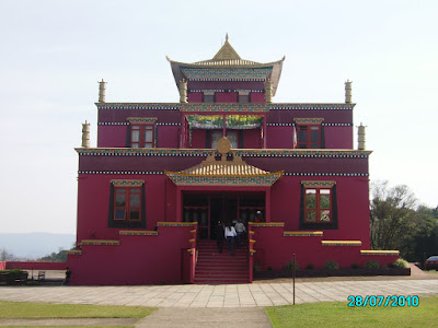 tres coroas templo budista