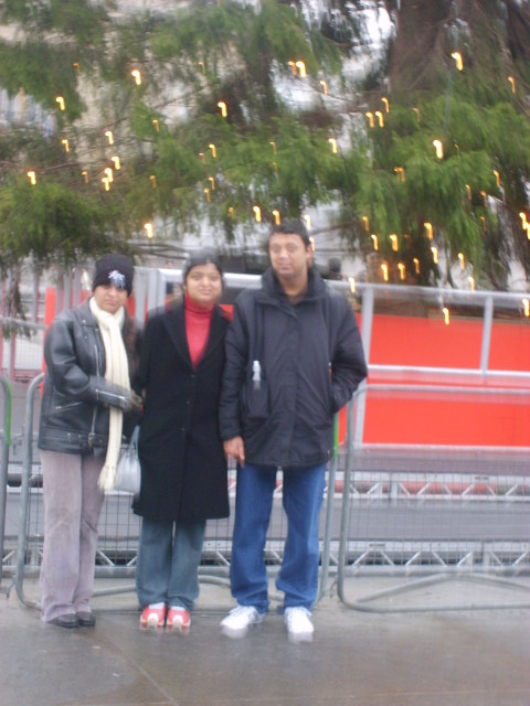 [komal+with+nidhi+and+vishal.JPG]