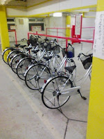 駐輪場で綺麗に６台並んだ自転車の巻。