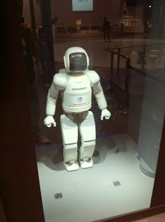 日本科学未来館常設展示のヒューマノイドロボット「ASIMO」（アシモ）