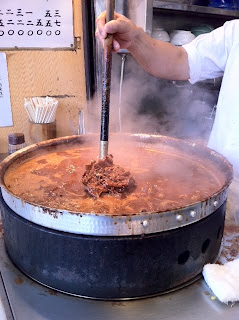 こっちはホルモン丼。こんなの店先で見せられたら入っちゃうよ・・・。