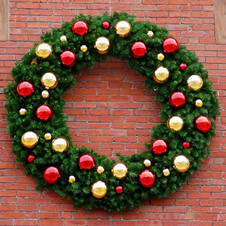 outdoor christmas wreath decorating ideas